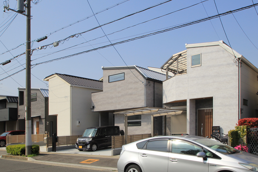 建ち並ぶ桁落ち屋根の家